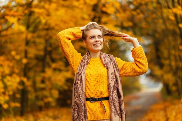 스웨터 스카프 귀여운 미소를 감정적 가색갈 가지고 공원을 긍정적 여성의 — 스톡 사진