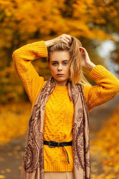 Stylowy Piękny Model Dziewczyna Słowiańskiej Twarzy Modnej Dzianiny Żółty Sweter — Zdjęcie stockowe