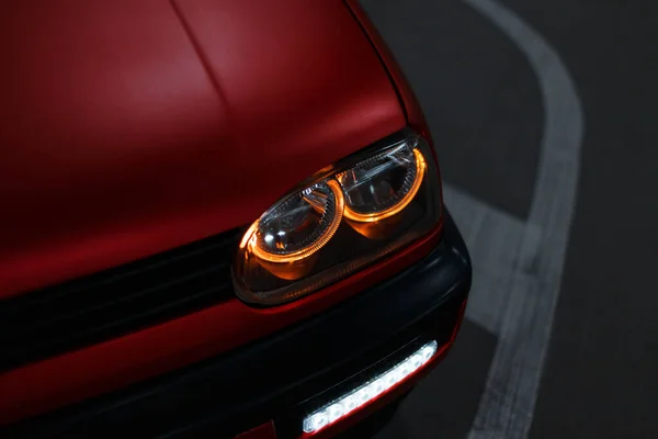 Hermoso Coche Rojo Clásico Con Faros Led Brillantes Ciudad Nocturna — Foto de Stock