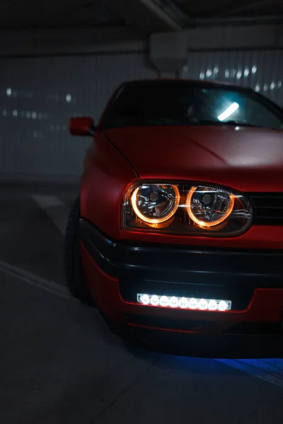 Czerwony Samochód Nową Optyką Reflektorów Strojeniem Parkingu — Zdjęcie stockowe