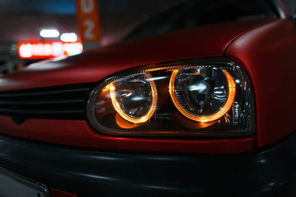 Optique Moderne Phare Led Sur Une Voiture Rouge Nuit — Photo