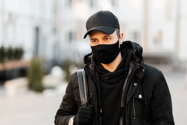 Tipo Bonito Moda Com Uma Máscara Protetora Gorro Preto Capuz — Fotografia de Stock