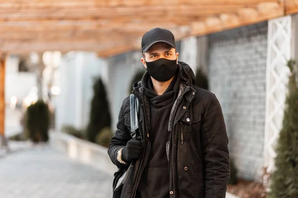 Moda Homem Bonito Jovem Com Uma Máscara Protetora Preta Roupas — Fotografia de Stock
