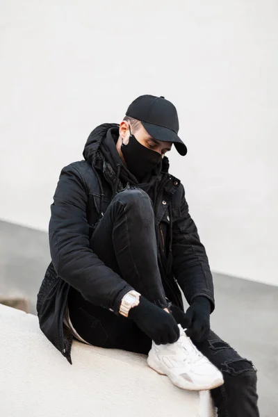 Stijlvol Man Model Met Medisch Masker Pet Mode Stedelijke Kleding — Stockfoto