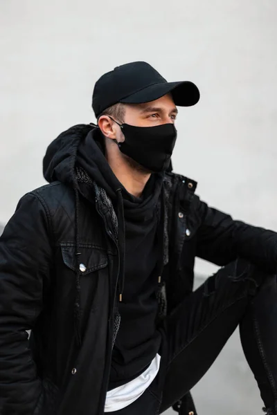 Μοντέρνος Όμορφος Άντρας Κομψό Μαύρο Καπέλο Και Προστατευτική Ιατρική Μάσκα — Φωτογραφία Αρχείου