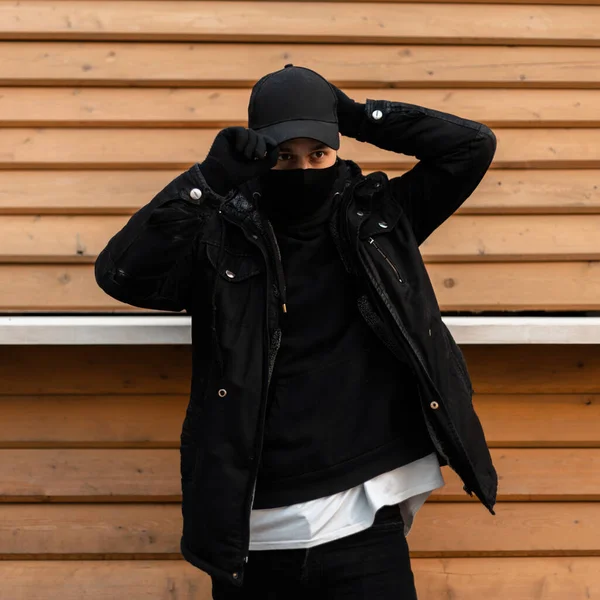Прохолодний Стильний Хлопець Чорною Захисною Маскою Одязі Чорної Моди Носить — стокове фото