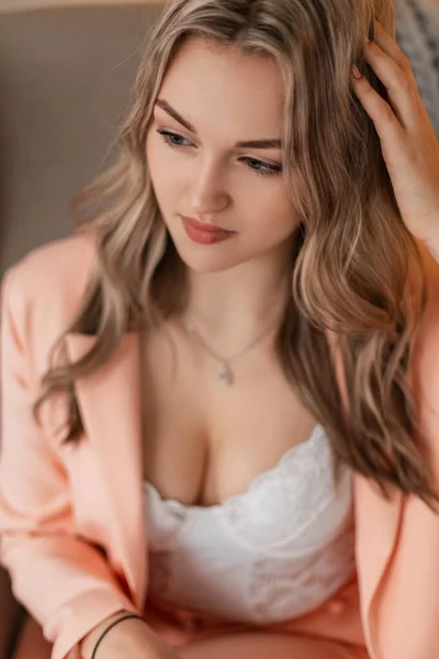 Menina Bonita Sensual Com Cabelo Blazer Elegante Lingerie Branca Rendada — Fotografia de Stock