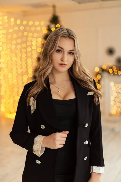 Mooie Elegante Vrouw Met Mode Zwart Pak Met Blazer Achtergrond — Stockfoto