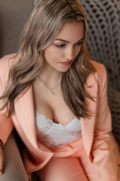 Sexy Elegante Bela Jovem Mulher Blazer Elegante Branco Terno Sensual — Fotografia de Stock