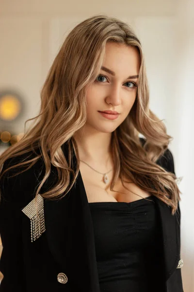 Retrato Elegante Hermosa Joven Traje Lujo Negro Con Chaqueta Fiesta — Foto de Stock