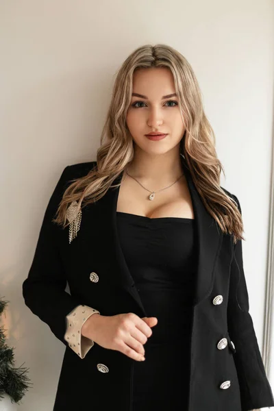 Sexy Jovem Com Belos Peitos Terno Preto Com Blazer Moda — Fotografia de Stock