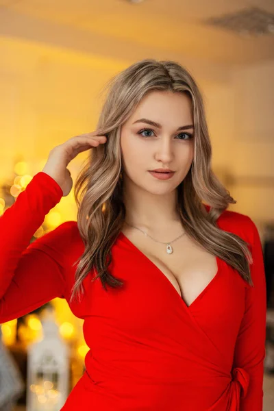 Mooie Jonge Vrouw Met Sexy Lichaam Rood Mode Jurk Binnenshuis — Stockfoto