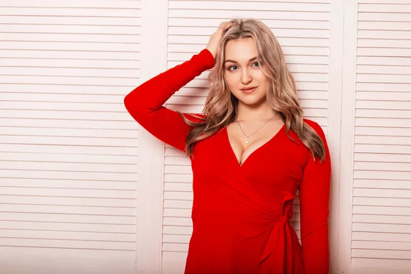 Mooie Jonge Vrouw Een Modieuze Rode Jurk Met Een Halslijn — Stockfoto