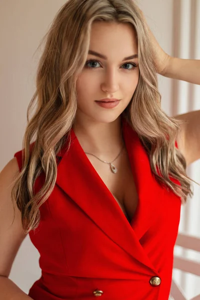 时尚的年轻貌美的性感女人 穿着时尚的红色雅致的夹克在室内 — 图库照片