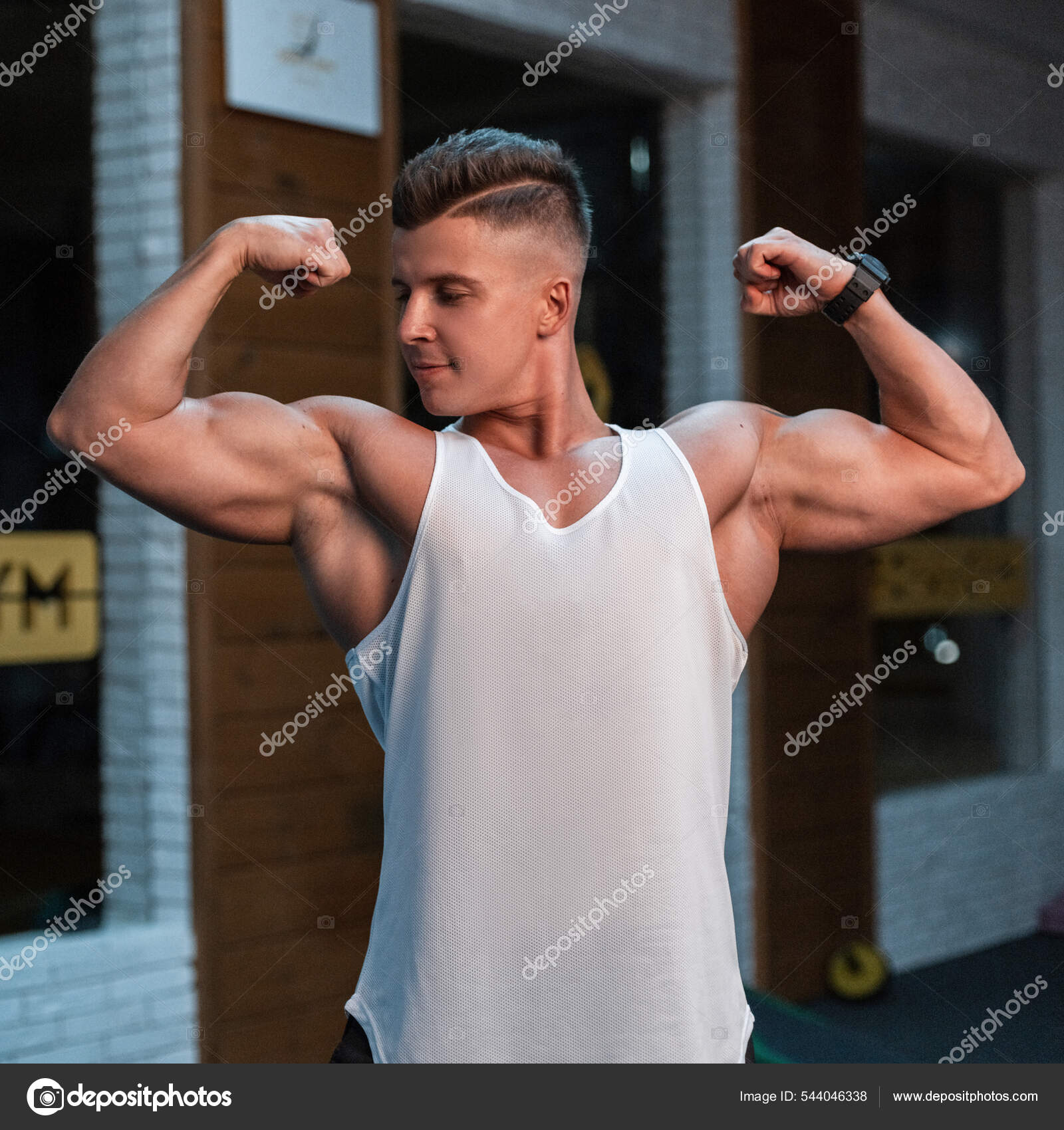 Poderoso Jovem Fisiculturista Homem Com Corpo Muscular Top Tanque Branco  fotos, imagens de © alonesdj #544046338
