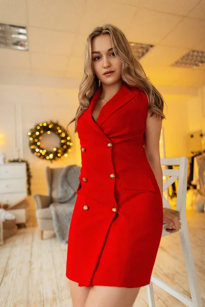 Sexy Bella Ragazza Con Acconciatura Abito Elegante Vestito Rosso Alla — Foto Stock