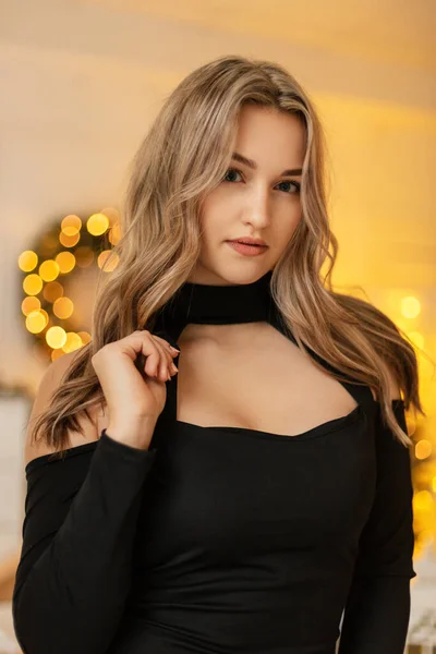 Modelo Mulher Elegante Bonito Jovem Vestido Elegante Preto Fundo Luzes — Fotografia de Stock