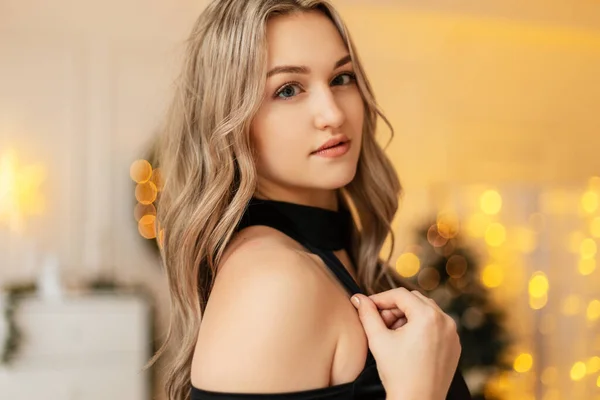 一个漂亮的年轻女模特的迷人的肖像 她的发型是优雅的黑色时尚服装 背景是黄色的派对灯光 圣诞假期 — 图库照片