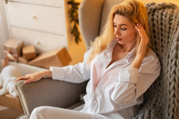 Junge Hübsche Blonde Mädchen Einem Weißen Modischen Hemd Sitzt Und — Stockfoto