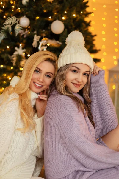 Two Beautiful Young Sisters Girls Knitted Fashionable Sweater Hat Sitting — Stock Photo, Image