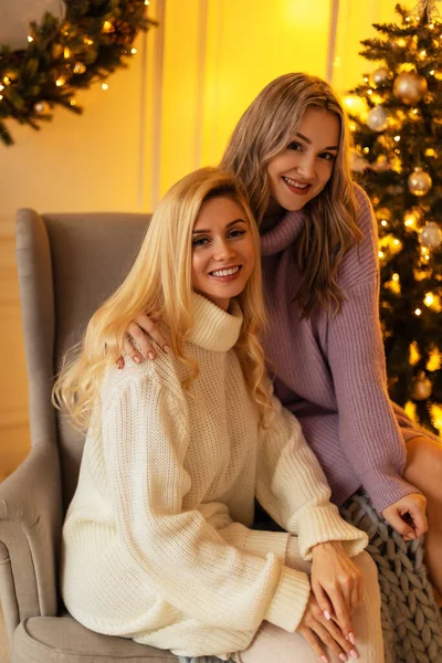 Deux Belles Jeunes Filles Heureuses Avec Sourire Dans Pull Tricoté — Photo