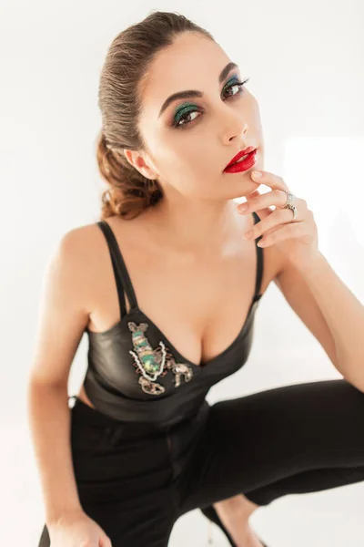 Sexy Hermosa Joven Ropa Negra Moda Sienta Fondo Blanco Estudio — Foto de Stock