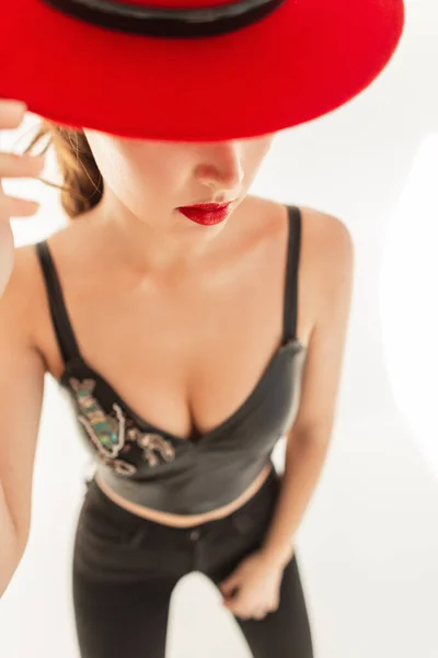 Módní Dívka Červenými Rty Červeným Kloboukem Sexy Stylové Oblečení Vypadat — Stock fotografie