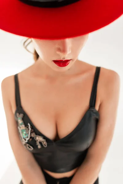 Chica Sexy Joven Bastante Glamorosa Con Labios Rojos Sombrero Negro — Foto de Stock