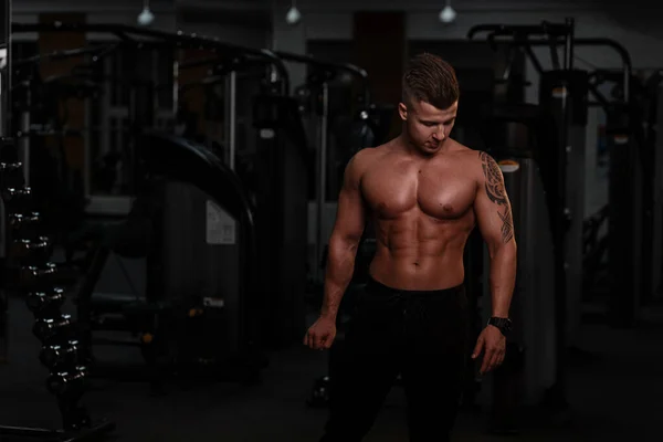 Hombre Guapo Modelo Culturista Entrenador Con Torso Desnudo Sexy Gimnasio — Foto de Stock