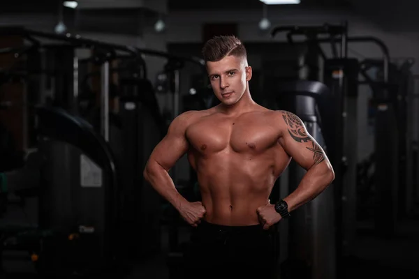 Silný Hezký Fitness Modelka Muž Sportovním Tělem Tetování Ruce Dělá — Stock fotografie