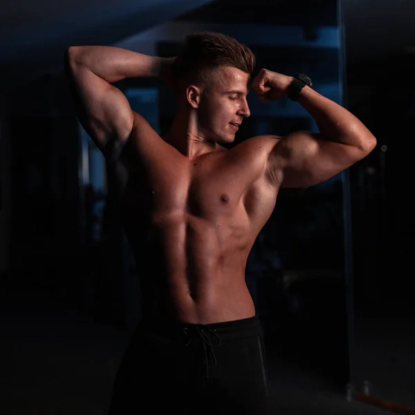 Fešák Mladý Sportovní Muž Sexy Nahý Trup Svaly Tělocvičně Tmavém — Stock fotografie