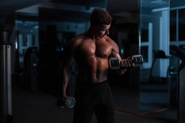 Seksi Güçlü Vücut Geliştirmeci Atletik Fitness Adam Abs Kasları Egzersiz — Stok fotoğraf