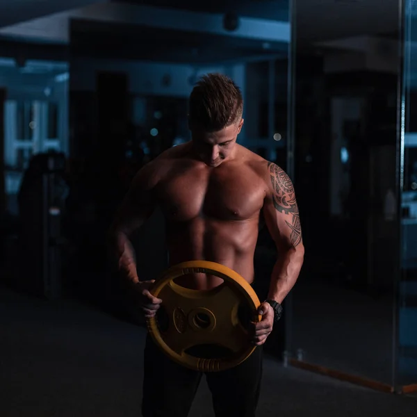 Treino Homem Sem Camisa Ginásio Poder Cara Com Corpo Forte — Fotografia de Stock