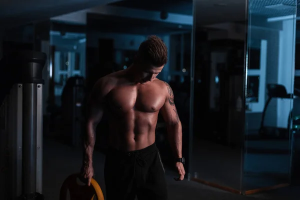 Sport Junger Athletischer Mann Beim Workout Dunkeln Muskulöser Und Kräftiger — Stockfoto