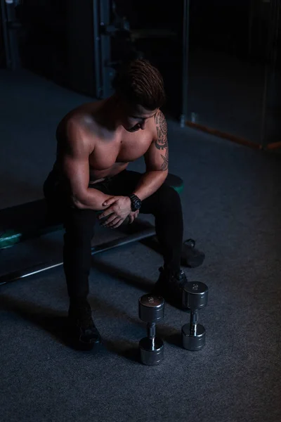 Çıplak Sağlıklı Siyah Pantolonlu Ayakkabılı Yakışıklı Genç Adam Spor Salonundaki — Stok fotoğraf