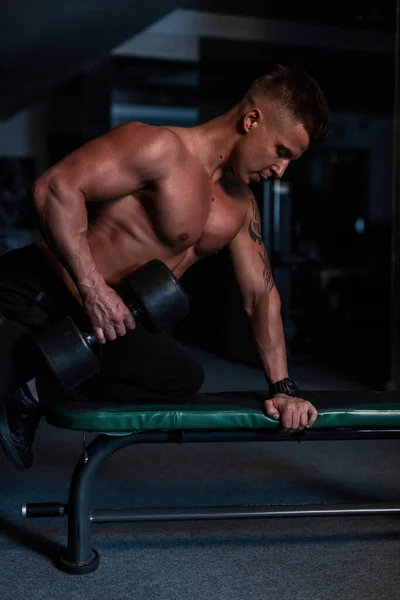 Starker Athletischer Junger Mann Mit Nacktem Oberkörper Und Muskeln Beim — Stockfoto