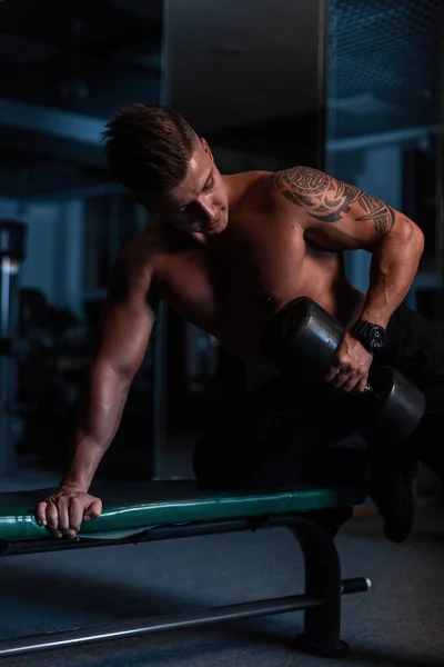 Çıplak Gövdeli Kaslı Dövmeli Atletik Erkek Antrenör Karanlıkta Spor Salonunda — Stok fotoğraf