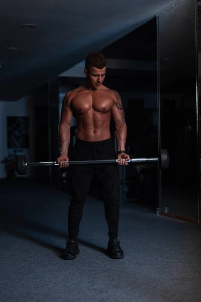 Joven Haciendo Ejercicio Peso Pesado Para Bíceps Gimnasio Por Noche —  Fotos de Stock