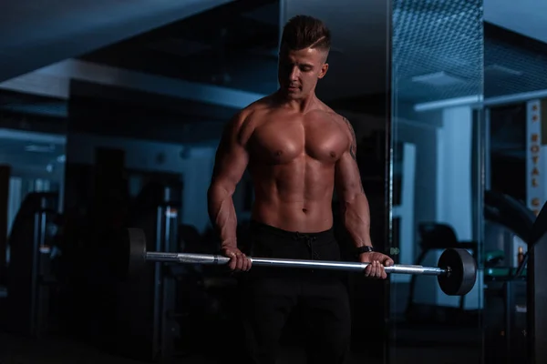 Bonito Homem Esportes Jovens Fortes Com Corte Cabelo Tronco Com — Fotografia de Stock