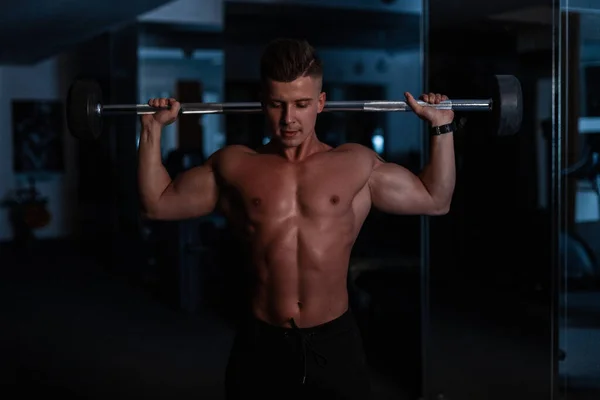 强壮性感的男人赤身裸体锻炼身体 — 图库照片