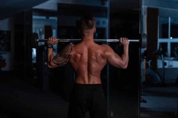 Treinador Esportes Com Costas Musculares Tatuagem Ombro Fazendo Exercícios Com — Fotografia de Stock