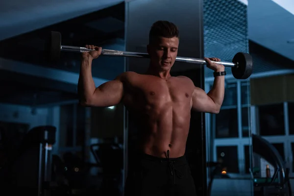 Bodybuilder Mann Athlet Mit Muskulösem Körper Turnt Der Halle Vor — Stockfoto