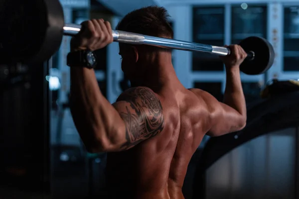 Sırtı Kaslı Vücudu Dövmeli Spor Salonundaki Halterlerle Egzersiz Yapan Esmer — Stok fotoğraf