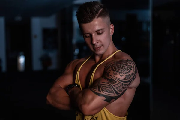 Erős Jóképű Fiatal Férfi Testépítő Izmos Test Egy Tetoválás Vállán — Stock Fotó