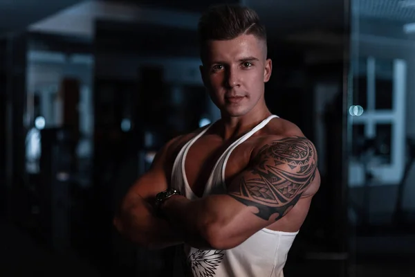 Cool Mladý Sexy Muž Účesem Svalnaté Tělo Tetováním Bílém Tričku — Stock fotografie