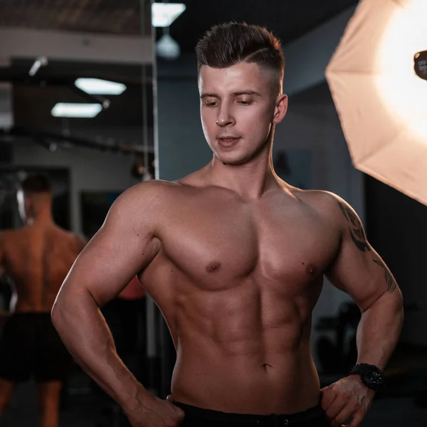 Starker Junger Kerl Bodybuilder Mit Einem Muskulösen Nackten Oberkörper Posiert — Stockfoto