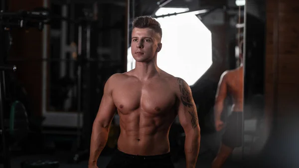 Schöne Junge Athlet Mann Bodybuilder Mit Nackten Muskulösen Oberkörper Trainiert — Stockfoto