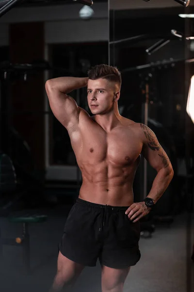 Stilig Sport Ung Man Modell Med Smal Muskulös Naken Bål — Stockfoto