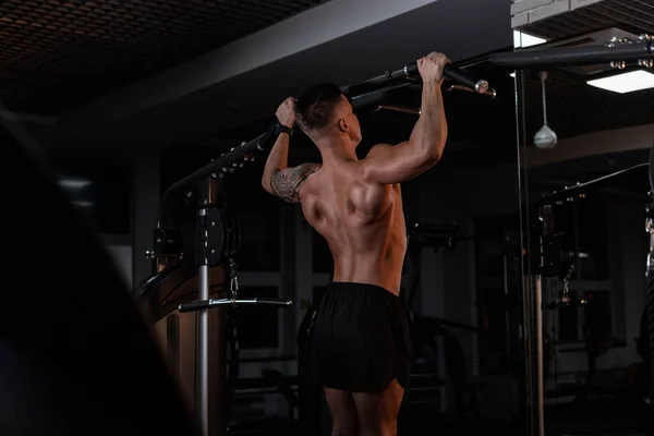 Ein Muskulöser Mann Mit Nacktem Oberkörper Zieht Fitnessstudio Hoch Gesunder — Stockfoto