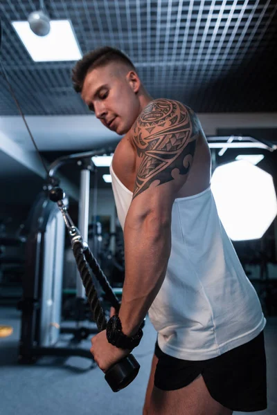 Silny Przystojny Sportowy Mężczyzna Umięśnionym Ciałem Tatuażem Ramieniu Robi Trening — Zdjęcie stockowe